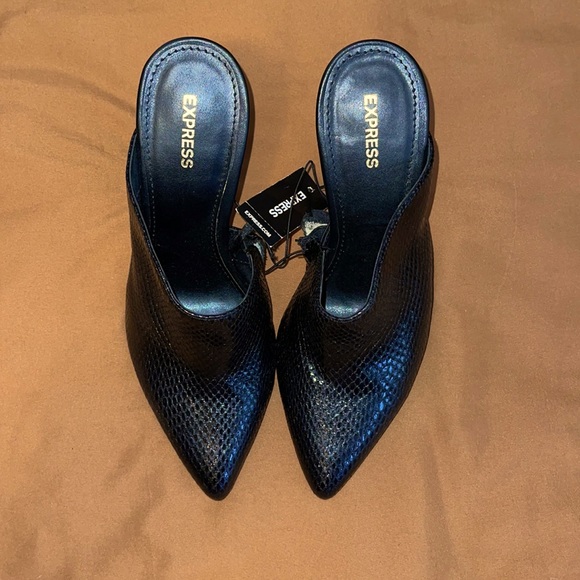 Asymmetrical snake print slip on mule. - Picture 1 of 4